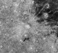 Кратер на видимой стороне Луны назван в честь В.П.Глушко